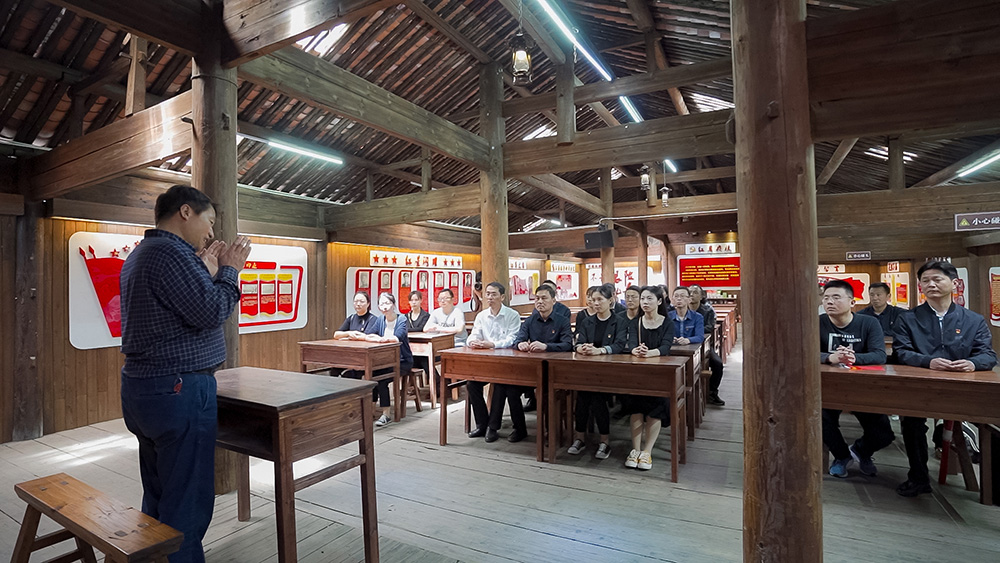 屯溪區(qū)國投集團(tuán)開展學(xué)黨史、祭英烈主題黨日活動