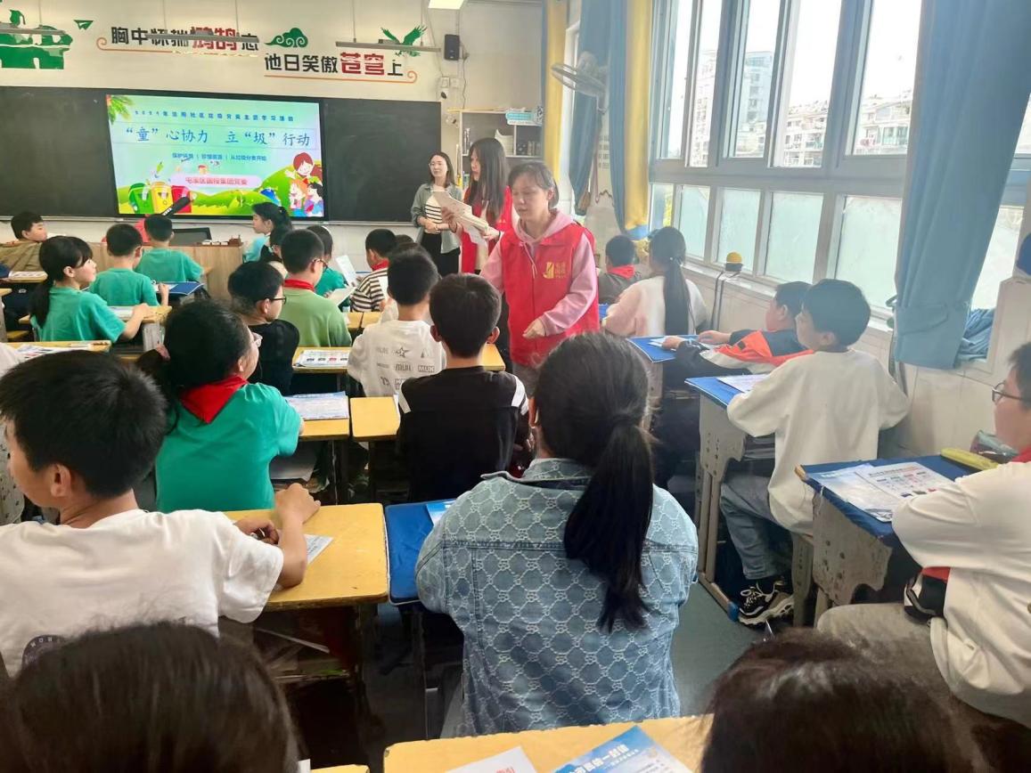“攜手共筑美好家園”——開展垃圾分類宣傳、小區(qū)衛(wèi)生整治志愿者活動