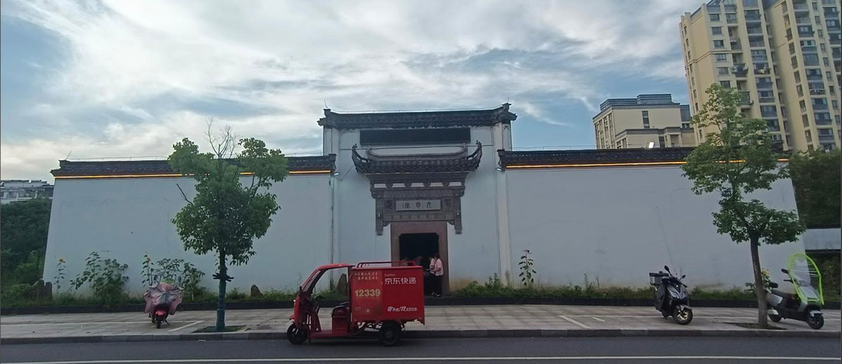 人民廣場南側(cè)（原九思堂）